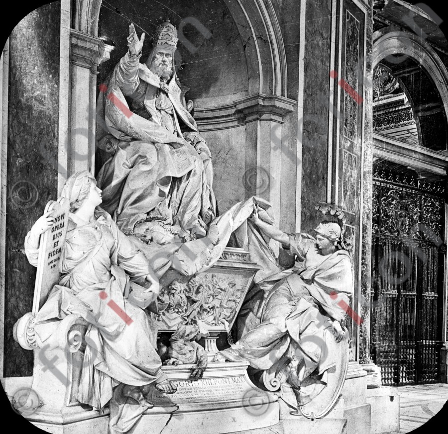 Grabmal Gregors XIII. in St. Peter von dem Bildhauer Camillo Rusconi | Tomb of Gregory XIII. in St. Peter by the sculptor Camillo Rusconi (foticon-simon-033-006-sw.jpg)